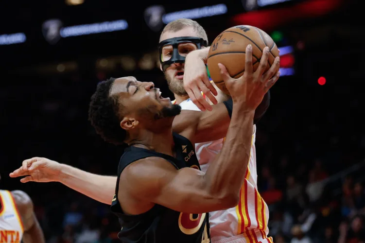 Hawks beat Cavs to snap skid